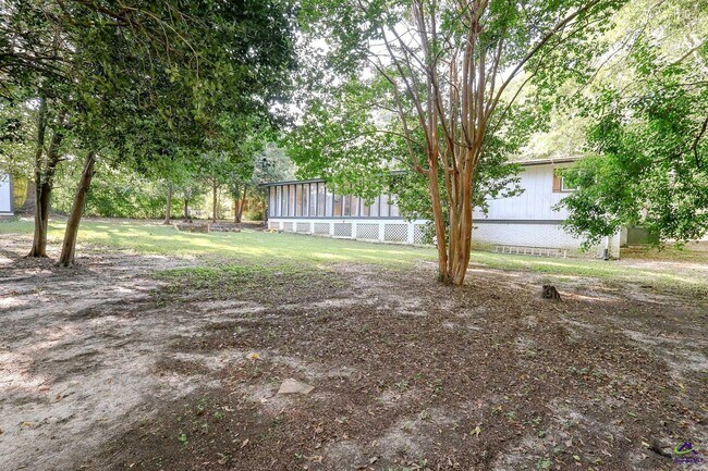 Building Photo - 205 Lake Placid Dr
