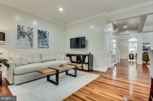 Building Photo - 820 W Glebe Rd