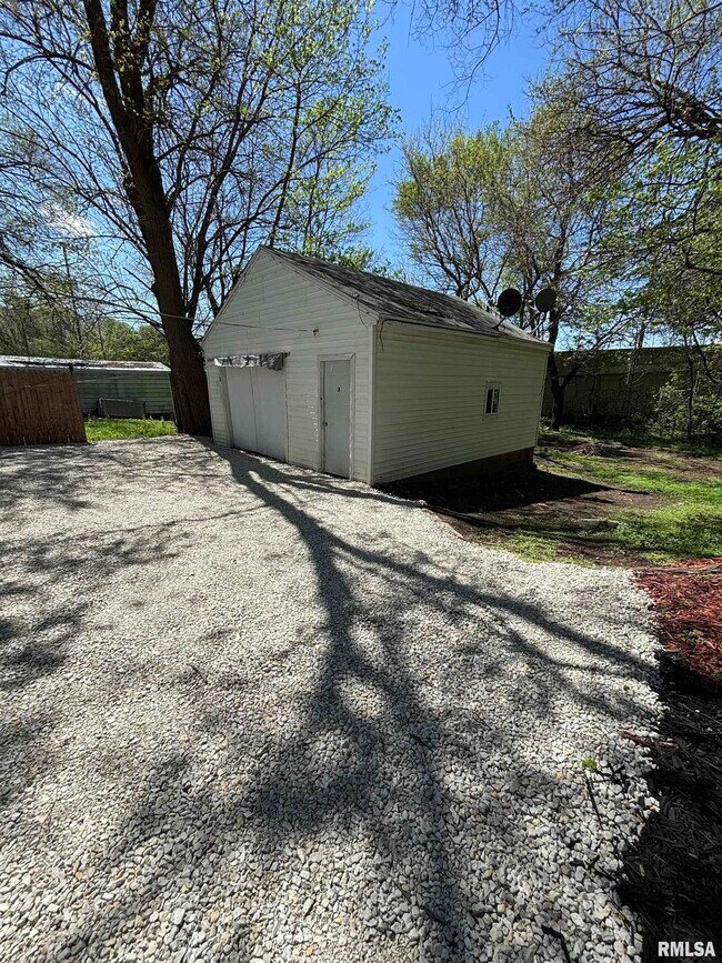 Building Photo - 1703 N Valley Ave