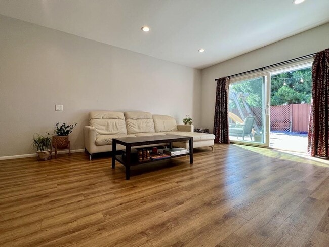 Building Photo - 630 Pilgrim Dr