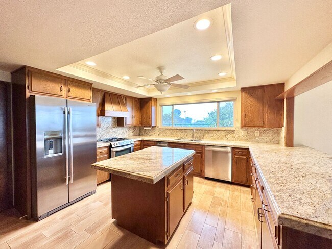 Building Photo - Beautiful Custom Home in Fallbrook, just m...