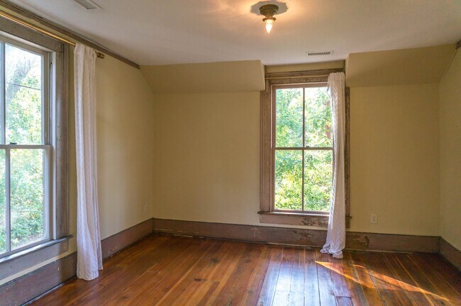 Building Photo - Gorgeous Rustic Renovation in Chicken Hill