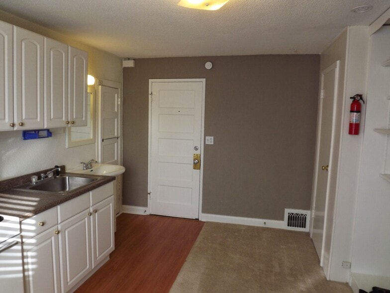 Building Photo - 115 N Park St