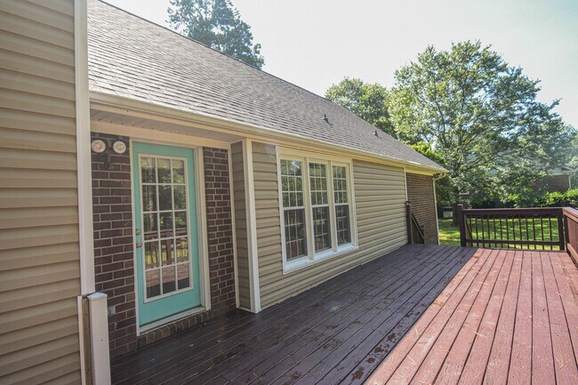 Building Photo - 3 Bedroom 2.5 Bathroom with a Bonus: Small...