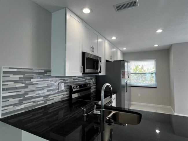 Building Photo - 1861 10th Ct