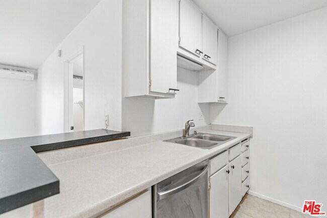 Building Photo - 320 S Ardmore Ave