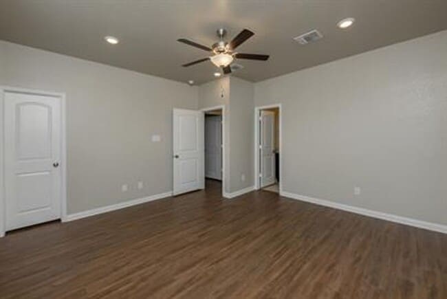 Building Photo - Bright & Cozy Duplex