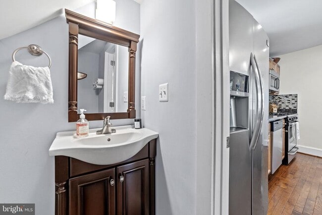 Building Photo - 102 E Linden St