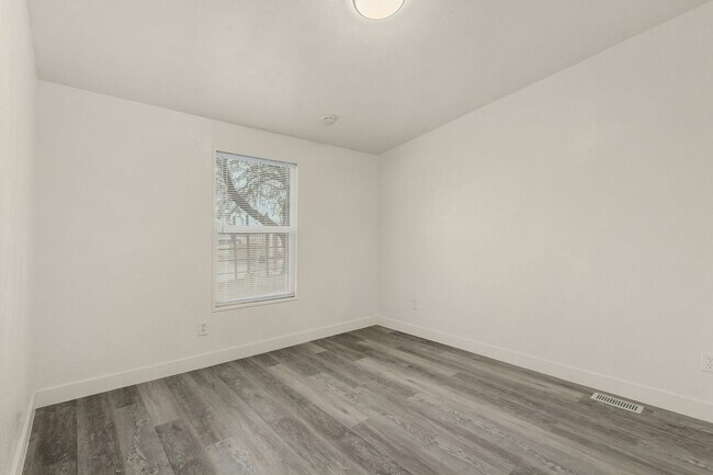 Building Photo - 1.25 Acre 5 Bedroom 3 Bathroom Horse Property in Florence!