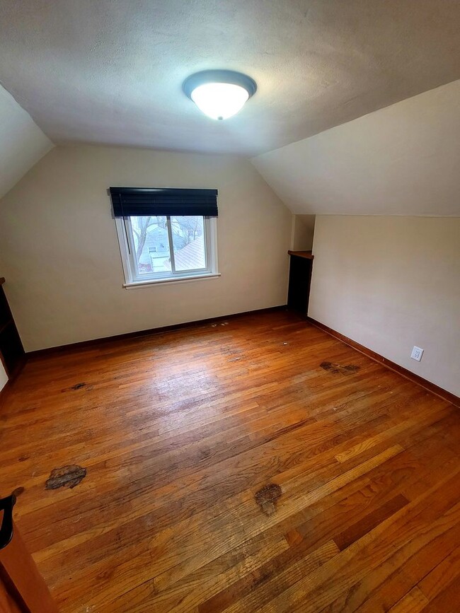 Building Photo - Charming 4 Bedroom on the North Side of Ma...