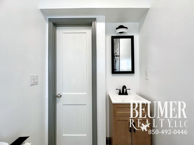 Building Photo - Charming Updated 2br/1ba Mid-Century Cottage