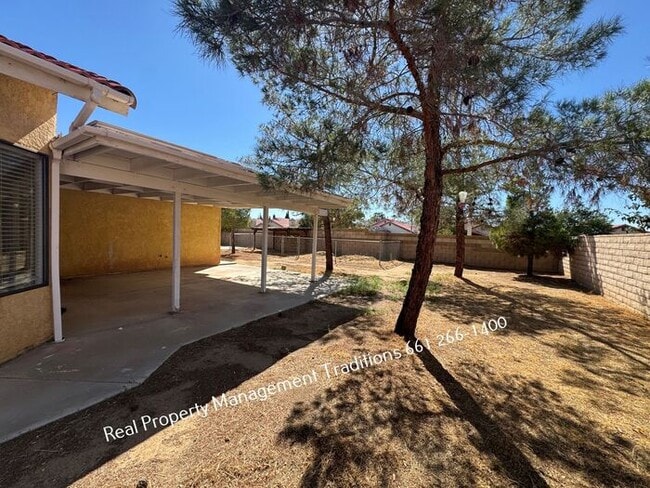 Building Photo - Charming 3 + 2 in East Palmdale home