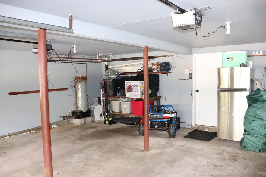 Building Photo - 442 Surrey Ln