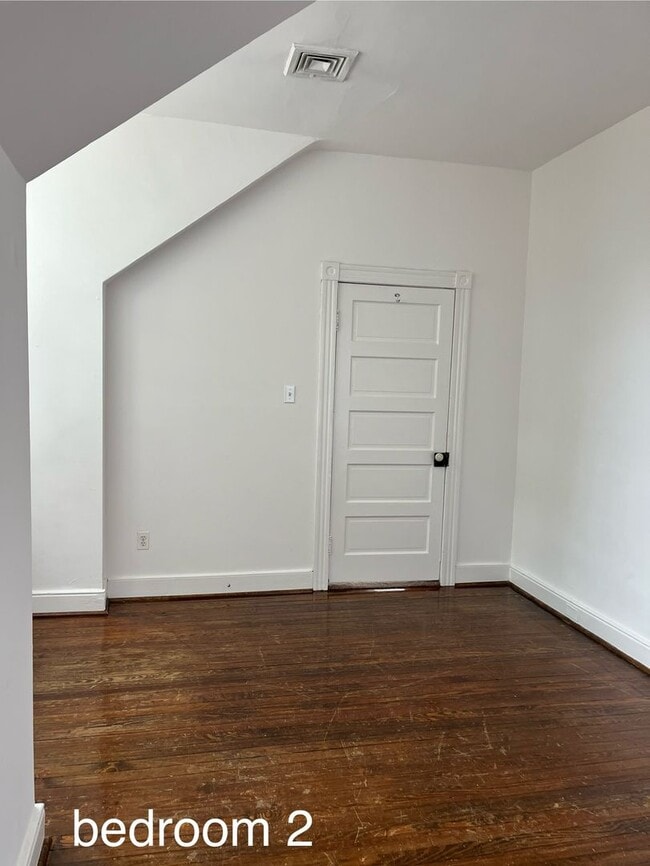 Building Photo - -- AVAILABLE SEPTEMBER 4TH -- 2 BR / 1 BA Beautiful Historic Carriage House on Monument Ave! Avai...