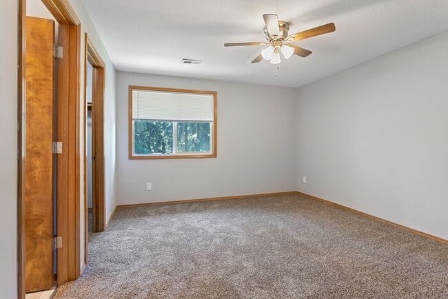 Building Photo - 3 bedroom townhouse with Garage!! Wont las...