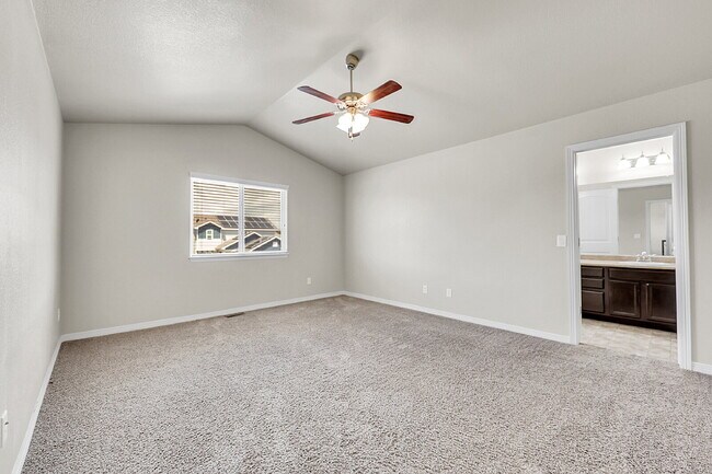 Building Photo - $2,495.00 3-bedroom, 2.5-bathroom in Color...
