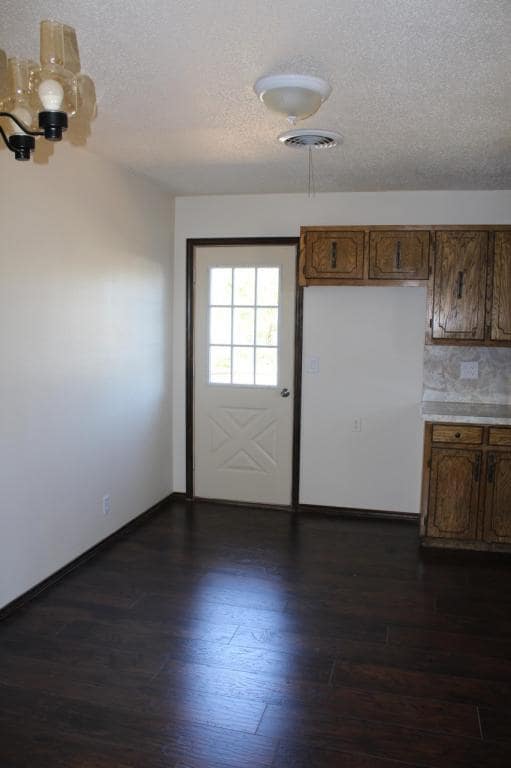 Building Photo - 610 N El Paso Ave