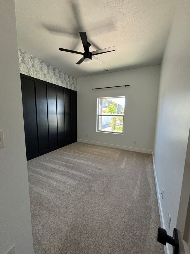 Building Photo - Beautiful Custom Home!