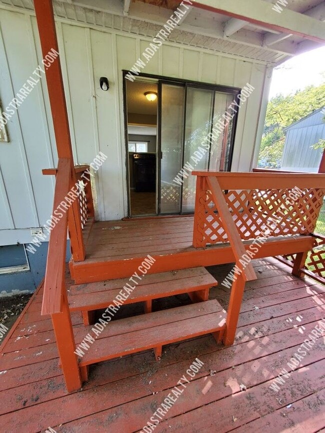 Building Photo - Spacious Home in Hickman Mills School Dist...