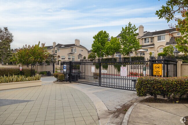 Building Photo - Chatelaine