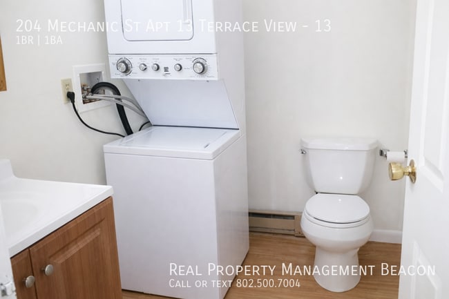 Building Photo - 204 Mechanic St