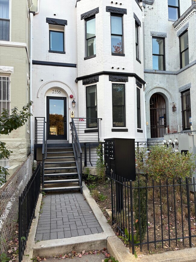 Building Photo - 2556 University Pl NW