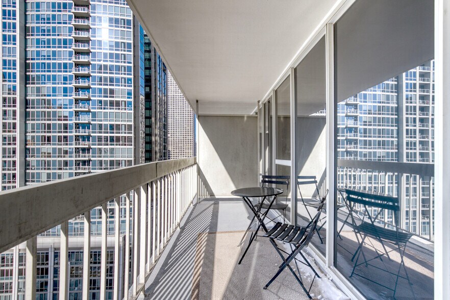 Building Photo - 1 E Delaware Pl