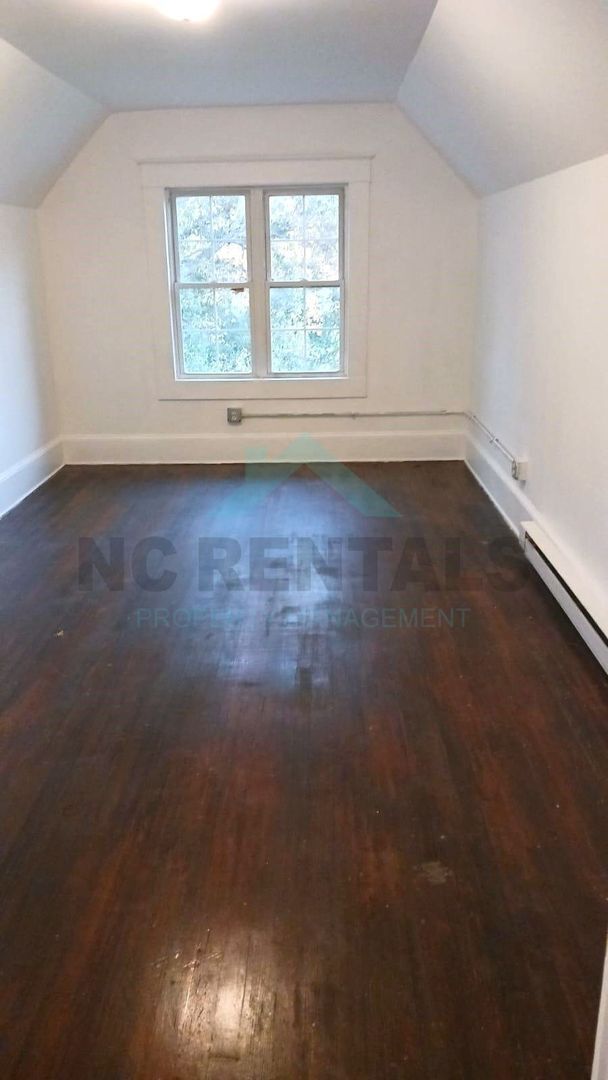 Building Photo - Recently Renovated: Bright & Charming 2-Be...