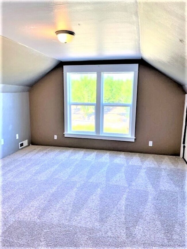 Building Photo - Enjoy the Country living, Home on acres in Yamhill Oregon