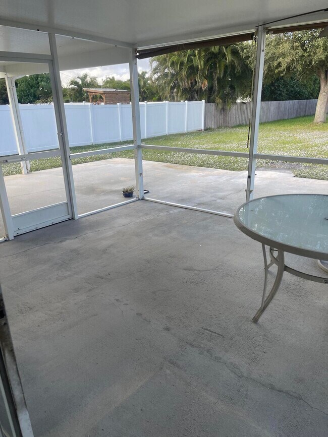 Building Photo - 1851 SW Inlander Ave