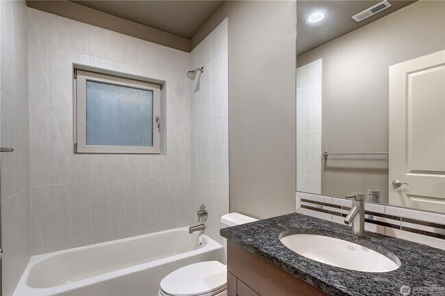 Building Photo - 2Bd/2Ba Kirkland Condo