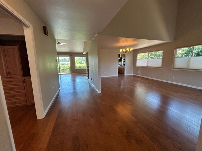 Building Photo - 329 Oak Leaf Cir
