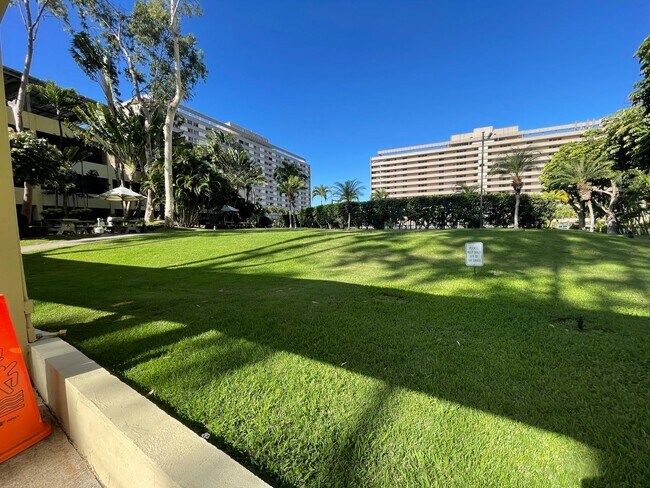 Building Photo - Gorgeous renovated high-floor apartment in great building.