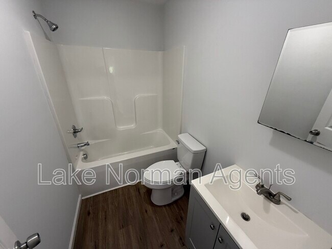 Building Photo - 2320 Shade Tree St
