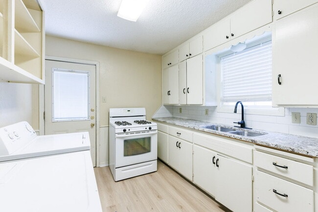Building Photo - Charming Home Near Texas Tech – Modern Upg...