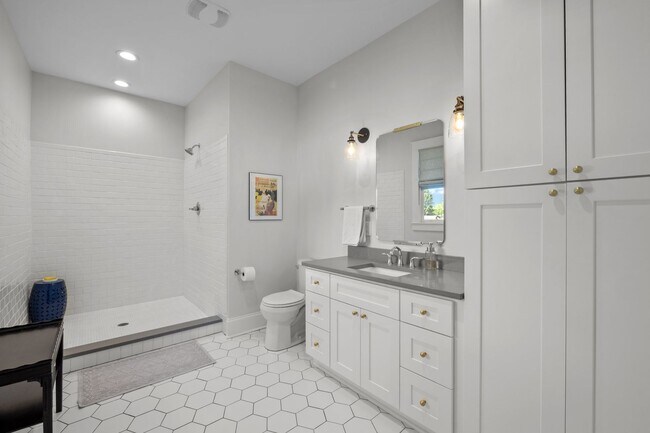 Building Photo - Gorgeous Renovation near Downtown Durham -...