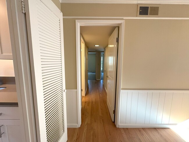 Building Photo - Spacious & Bright 3-Bedroom Condo in Menlo...