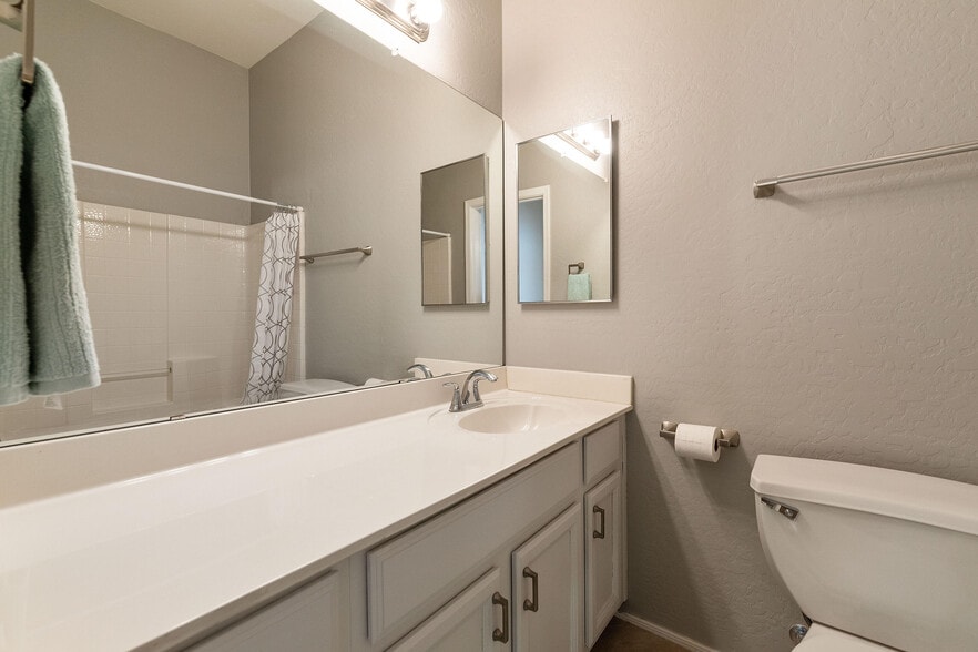2nd Upstairs Bathroom - 2250 E Deer Valley Rd