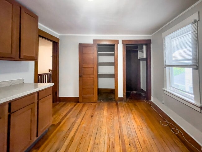 Building Photo - PRELEASING for AUGUST! Close to Campus: Washer and Dryer Included