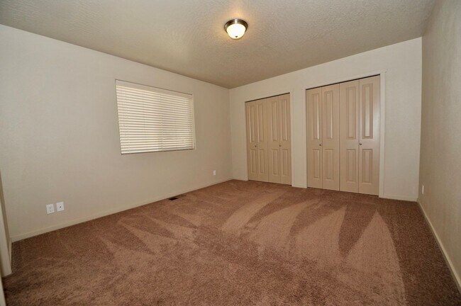 Building Photo - 3 bed 2 bath Rancher