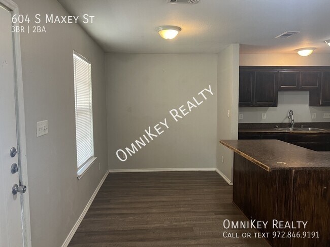 Building Photo - 604 S Maxey St