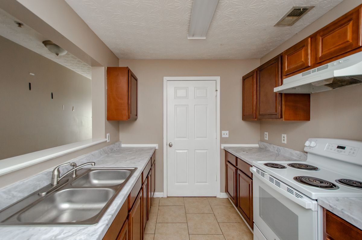 Building Photo - 10104 Fairington Ridge Cir