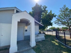 Building Photo - Cozy 2 Bedroom!