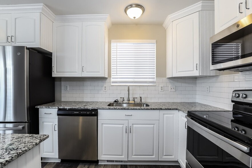 Building Photo - 7679 Sunrise Pl E