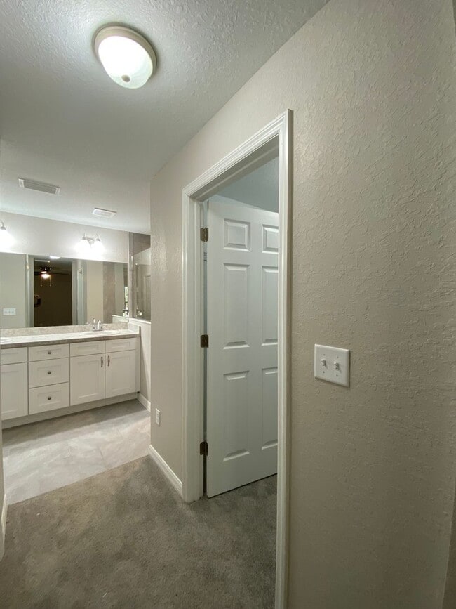 Building Photo - Custom Home - Desirable SW Ocala Neighborhood 3/2/2 **Won't Last**