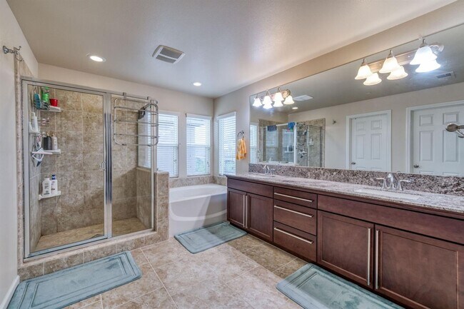 Building Photo - Beautiful 5 bedroom / 4 bath near Clovis East