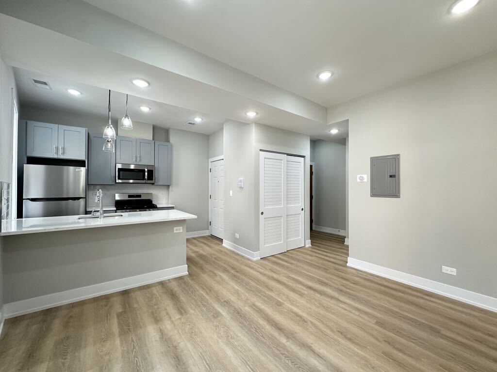 Building Photo - 437 W Belden Ave