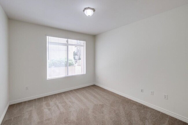 Building Photo - Luxury living in beautiful UTC, Spacious 2...