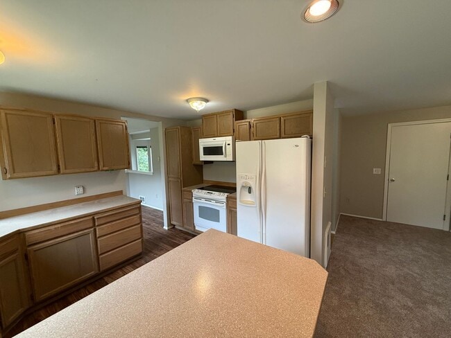 Building Photo - 4 Bedroom 2.5 Bath. Cul-de-Sac Home. New P...