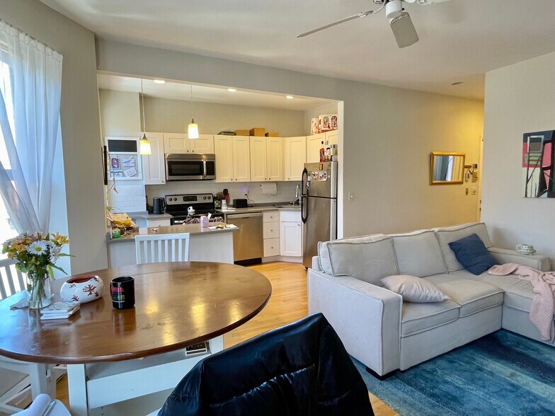 Building Photo - 33 Hanson St